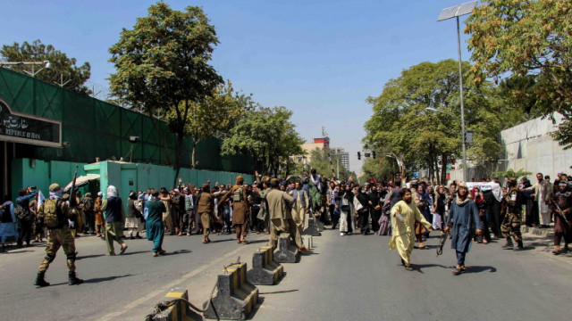 Стотици афганистанци излязоха по улиците на Кабул вчера скандирайки лозунги