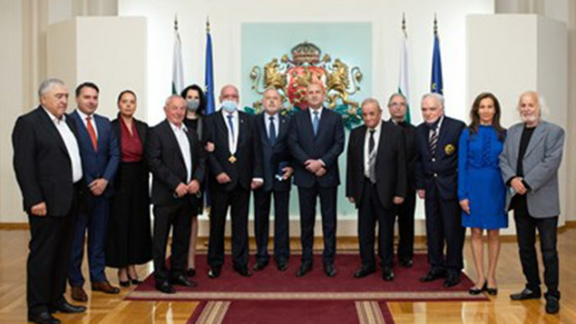 Президентът Румен Радев удостои с държавни отличия изтъкнати българи в