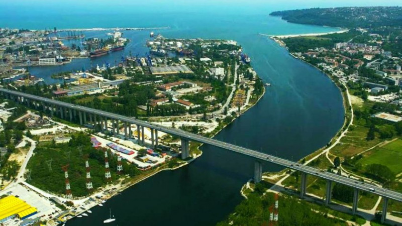 Аспаруховият мост е пътен мост в Североизточна България. Намира се в град Варна и свързва кварталите Аспарухово и Галата с централната