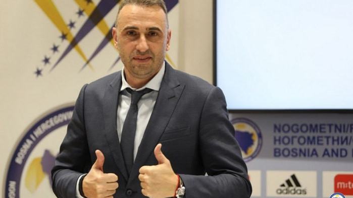 В Босна разкъсват Петев от критики