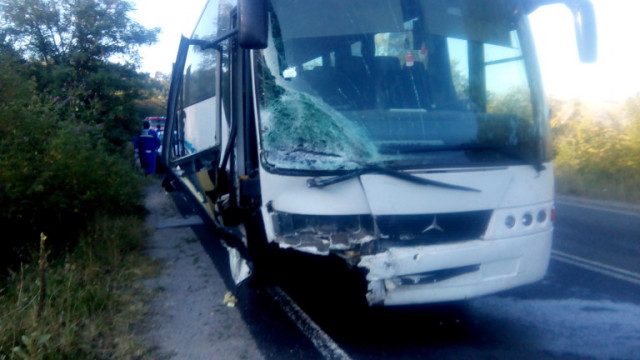 Подпалил се автобус в София удари 3 коли