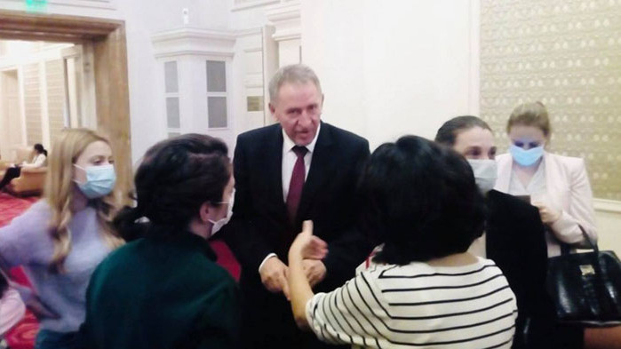 Сезирайте, когото искате“, така служебният здравен министър Стойчо Кацаров коментира