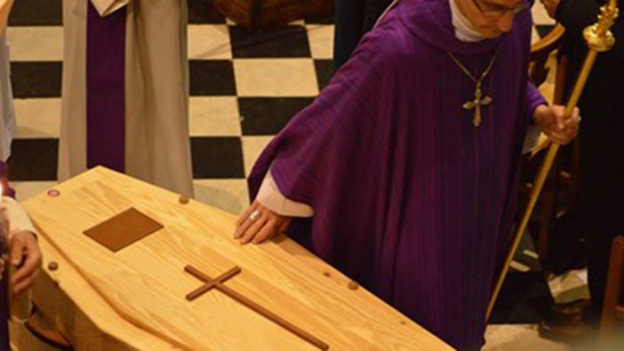 Испански епископ реши да напусне католическата църква по необичаен повод. Преди