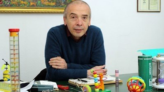 Късно снощи хакери са пробили фейсбук акаунта на доц. Атанас