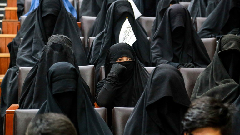 Афганистански жени, носещи фереджета, покриващи целите им лица, се събраха в