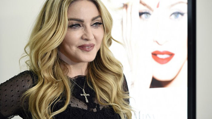 Мадона загря социалните мрежи с топлес снимки