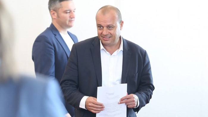 Към кръга на широките социалисти е имало предложения да бъдат