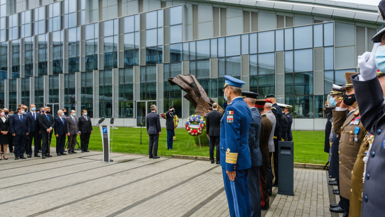 НАТО почете жертвите от 11/9: Европа и Америка са по-силни заедно