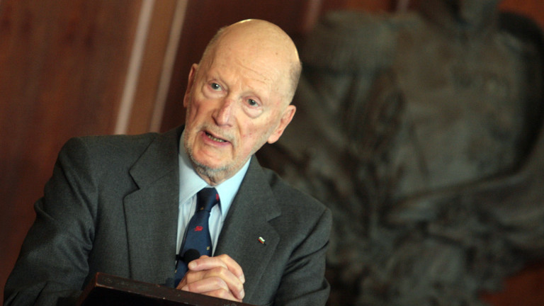 Бих посъветвал днешните депутати да мислят за България преди всичко. Това