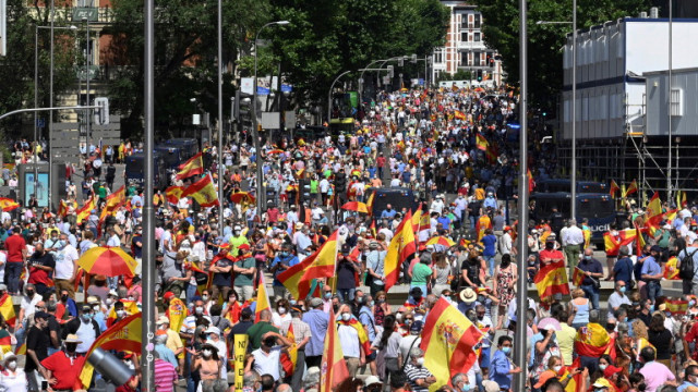 Стотици хиляди хора излязоха по улиците на Барселона в съботния ден
