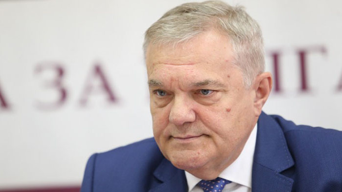 Сигурно на г-жа председателката ѝ харесва да се вози с