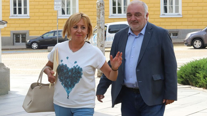 Манолова: Митева да бъде така любезна и да не си измива ръцете с президента