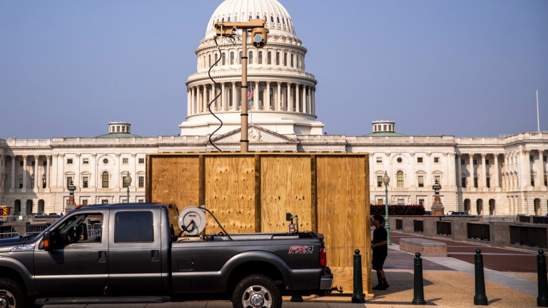 Полицията в Капитолия, САЩ съобщи, че е арестуван мъж от Калифорния,