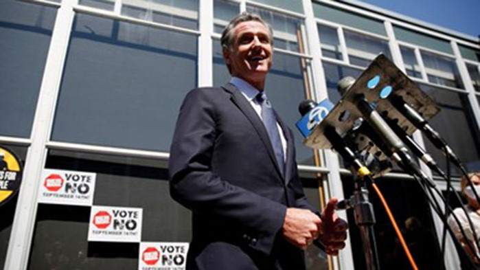 Губернаторът нa Калифорния запазва поста си след референдум за отстраняването му
