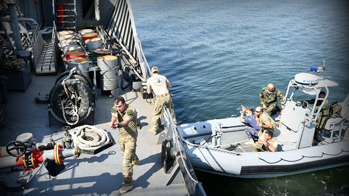Военни моряци се обучават в контрол на корабоплаването