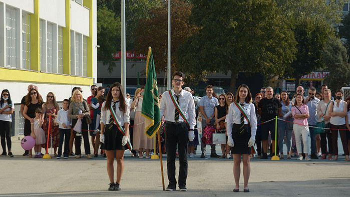 Близо 3200 първокласници от Варна прекрачиха училищния праг за първи път