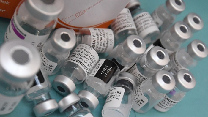 МЗ: Починалите ваксинирани за половин година – едва 64 от 9 494