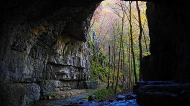 Пещера в щата Мисури с древни индиански рисунки на повече