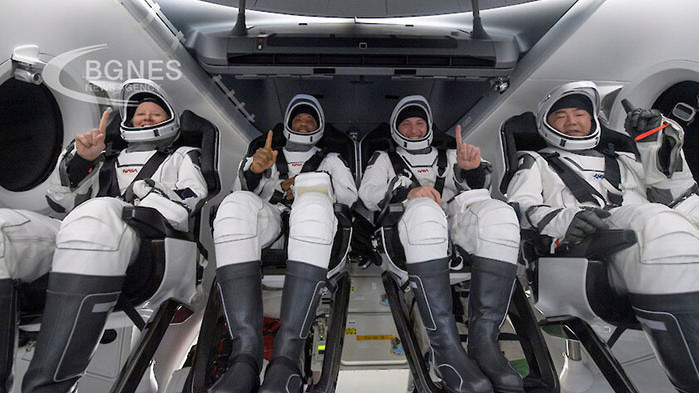 Екипажът на космическия кораб Crew Dragon за първи път изцяло