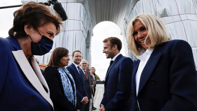Президентът Еманюел Макрон откри снощи Опакованата Триумфална арка в Париж