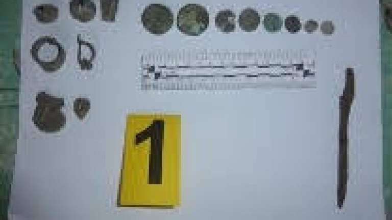 Граничари заловиха иманяри, укривали археологически ценности в селски къщи