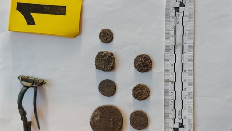 Граничари заловиха иманяри, укривали археологически ценности в селски къщи