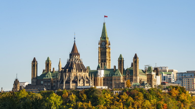 Либералите в Канада оттеглят кандидати дни преди вота след обвинения