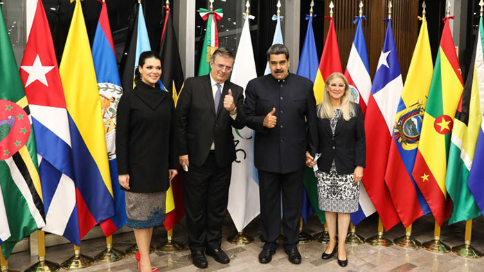 Президентът на Венецуела Николас Мадуро се появи в последния момент