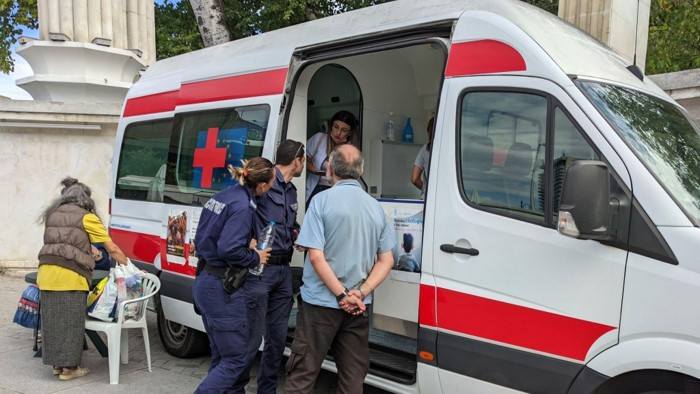 Антиваксъри щурмуваха мобилния ваксинационен център на входа на Морската градина във Варна