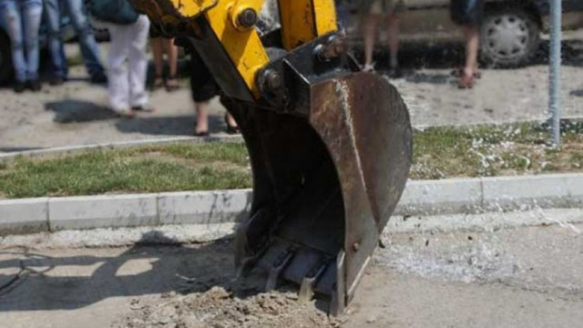 Кофа на багер е паднала върху двама работници в разградското