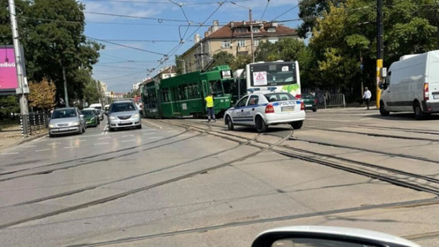 Движението в района е затруднено Трамвай и автобус се удариха