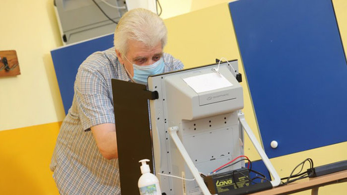 Фирмата е готова да достави 5000 машини за гласуване на