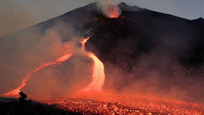 Вулканът Етна в Сицилия отново изригна