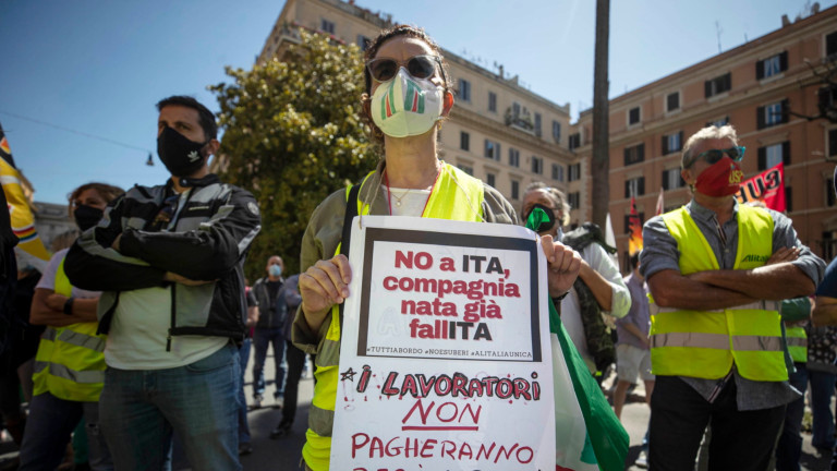 Протести и извинения бележат края на авиокомпанията Alitalia, съобщи АП. Пътниците