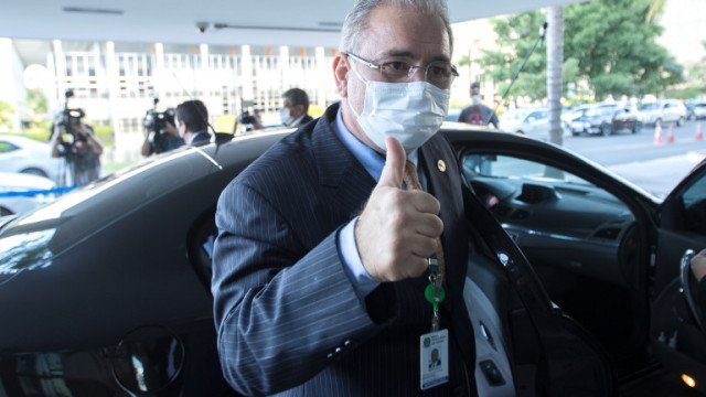 Бразилският здравен министър Марсело Кейрога е дал положителен тест за