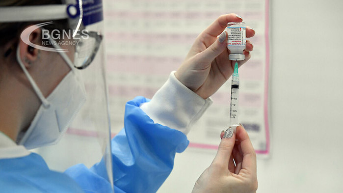 САЩ започват прилагането на трета доза от ваксината на Пфайзер“