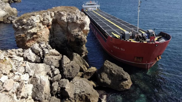 Плаващ кран тръгва към заседналия кораб край Камен бряг
