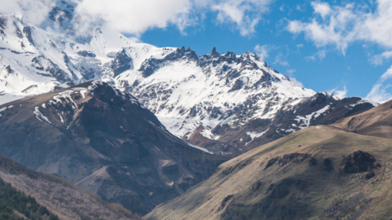 Петима руски алпинисти загинаха при опит да изкачат връх Елбрус в Кавказ, съобщи