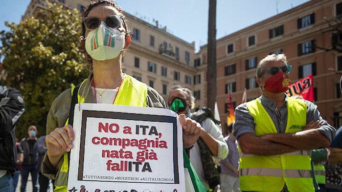 Служители на авиокомпания Alitalia обявиха 24-часова стачка и затвориха пътя