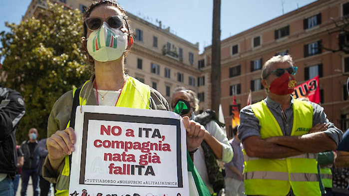 Служители на Alitalia затвориха пътя към летището в Рим