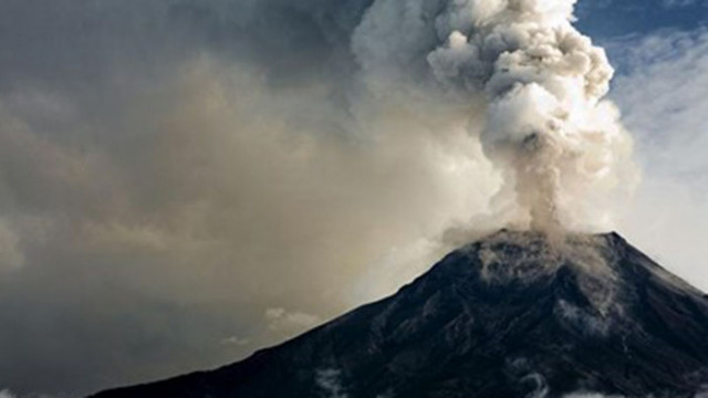 Засилващи се вулканични изригвания на испанския остров Ла Палма принудиха