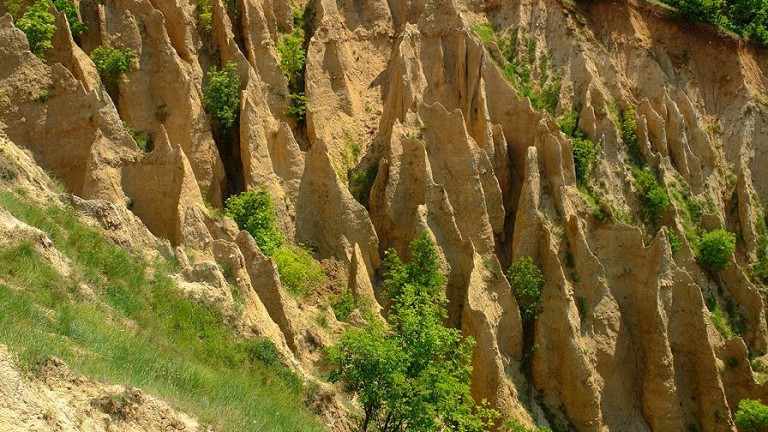Обновена е екопътеката към природната забележителност Стобски пирамиди. Месеци наред
