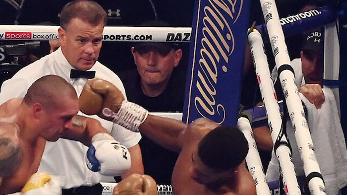 Усик свали Джошуа от трона след категорична победа