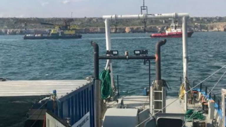 Кранът, заедно с обезопасяващ влекач, които трябва да освободят заседналия