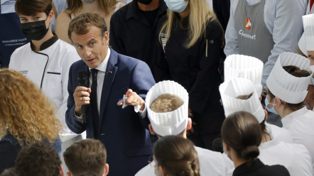 Мъж замери френския президент Еманюел Макрон с яйце докато беше