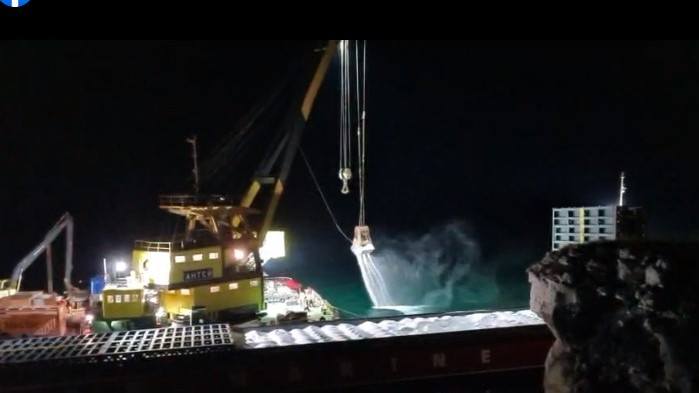 Разтоварването на VERA SU: Изхвърлят азотната тор в морето (ВИДЕО)