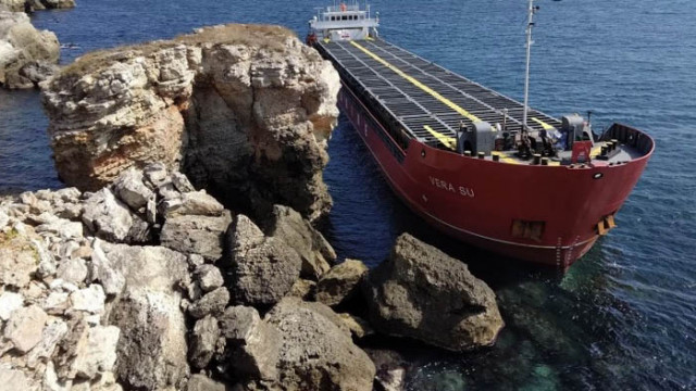 Опитите да бъде изтеглен заседналия кораб край Камен продължават Влекачи