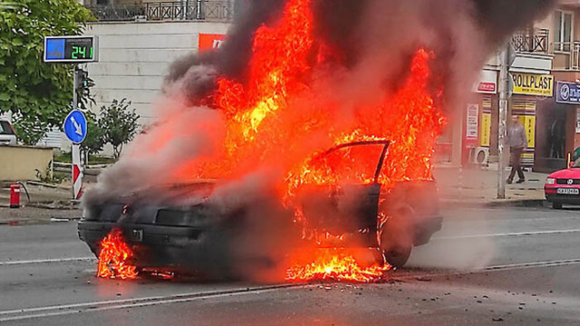 Лек автомобил Фолксваген Пасат избухна в пламъци насред пътя в