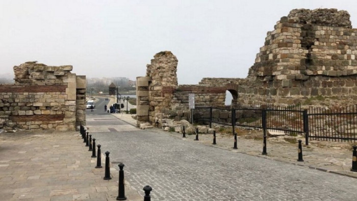Археолози откриха древна крепостна стена в морето край Несебър