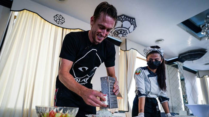 Звездата на Sofia Open Джон Милман се научи да приготвя любимата си шопска салата